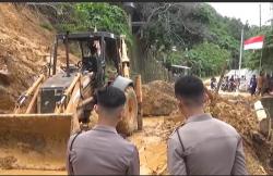 Longsor di Padang Tutup Akses Jalan Muaro-Air Manis