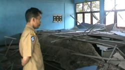 Plafon Ruang Kelas SMPN 3 Bati-bati Ambruk Timpa 2 Siswa, Korban Dilarikan ke Rumah Sakit<