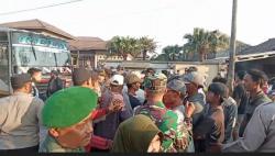 Menegangkan, Puluhan Warga di Kendal Adang Bus Karyawan dan Blokade Jalan Masuk Pabrik<