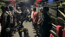 Polisi Tangkap 7 Warga Nusukan Solo saat Asyik Pesta Miras di Pos Ronda 