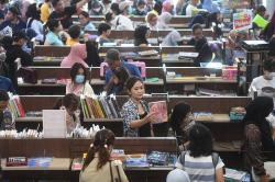 Cuci Gudang, Toko Buku Gunung Agung Diserbu Pembeli sebelum Tutup Permanen