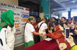 Sandiaga Uno Dikerubungi Emak-Emak saat Resmikan Modal Berkah di Masjid Jogokariyan Jogja