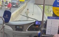 Viral Bocil Panik Kayuh Sepeda Dikejar Bus Transjakarta, Netizen: Klaksonin Dong Biar Seru