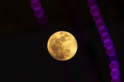 Foto-Foto Fenomena Super Blue Moon di Langit Makassar