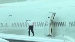 Viral Video Awak Kabin Menari di Atas Sayap Pesawat, Auto Kena Marah Bos!