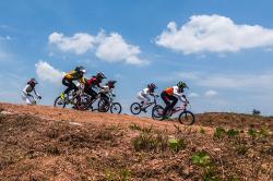 Aksi Atlet Balap Sepeda BMX Adu Cepat pada Popnas XVI di Palembang