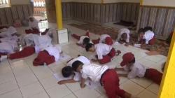 Ruang Kelas Rusak Berat, Murid SDN Sukatani Subang Terpaksa Belajar di Musala<