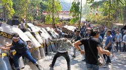 Unjuk Rasa Berujung Ricuh, Massa dan Polisi Bentrok di Depan Gedung DPRD Sukabumi<
