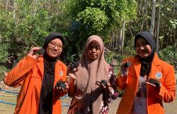 Keren, Mahasiswa KKN UAD di Dlingo Bantul Ciptakan Briket Arang Limbah Serbuk Kayu<