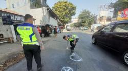 Kecelakaan di Bandung, Penumpang Motor Luka Berat seusai Terkena Pintu Minibus Terbuka lalu Terlindas Truk