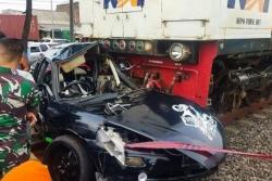 Kecelakaan Hari Ini Minibus Tertabrak Kereta Api di Banyuwangi, Suami Istri Luka-Luka