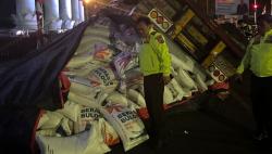 Truk Kontainer Muatan Beras 50 Ton Terguling di Tugu Kujang Bogor