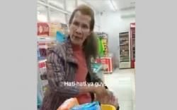 Viral Belanja Pakai Uang Mainan, Waria Ini Ngamuk saat Ditolak Kasir Minimarket