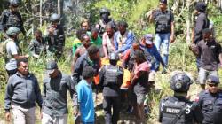 Dandim 1702/Jayawijaya Pimpin Evakuasi Jenazah Cucu Kepala Suku Silo Korban Keganasan KKB