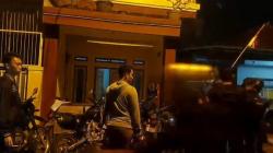 Emak-emak di Tasikmalaya Ngamuk saat Polisi Gerebek Rumah Peracik Miras Oplosan<