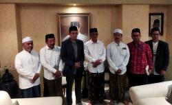  Momen TGB dan Anak KH Hasyim Muzadi Tukar Buku Bertanda Tangan sebagai Suvenir 
