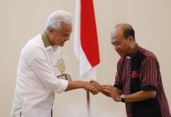 Ganjar Dapat Kenang-Kenangan Replika Tongkat Uskup Agung, Ini Maknanya