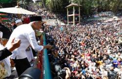 Hadiri Tradisi Ya Qowiyyu, Ganjar Sebar 6,6 Ton Kue Apem ke Ribuan Warga Klaten