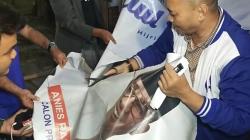 Kader DPC Partai Demokrat Cianjur Robek dan Bakar Baliho Bergambar Anies Baswedan <