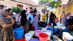Kekeringan di Cirebon, Emak-emak Rela Berdesakan demi Air Bersih