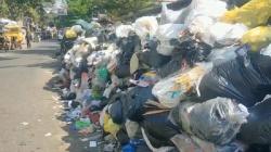 Sampah di Cimahi Tak Terkendali, Menggunung di Pinggir Jalan