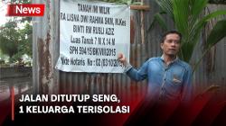 Akses Jalan Ditutup Seng, Satu Keluarga Terisolasi di Palembang