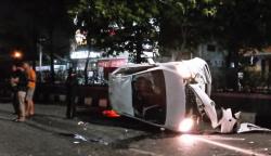 Kecelakaan Tabrak Lari di Semarang, Mobil Vios Berisi Sekeluarga Terguling dan Hancur