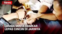Jari Bengkak, Lansia Minta Bantuan Petugas Damkar untuk Lepaskan Cincin
