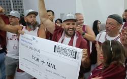Momen Suporter Latvia Rayakan Keberhasilan Timnas Latvia ke Perempat Final FIBA World Cup 2023
