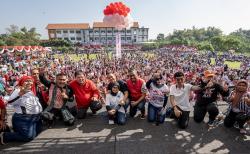 10.000 Pendukung Ganjar Pranowo Meriahkan Festival Merah Putih di Lapangan Jeruk Surabaya<