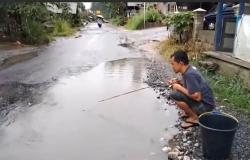 Viral! Warga Lima Puluh Kota Mancing Ikan di Kubangan Bentuk Protes Jalan Rusak