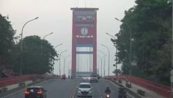 Dampak Karhutla, Jembatan Ampera Palembang Sempat Diselimuti Kabut Asap