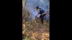 Bukit Padakasih Cimahi Terbakar, Petugas Padamkan Api dengan Cara Manual<