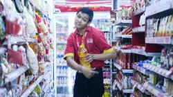 Kisah Disabilitas Pegawai Minimarket di Majalengka Berjuang Nafkahi Ibu, Ditinggal Ayah sejak Bayi