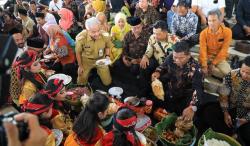 Momen Ganjar Pranowo Makan Bareng Seniman dan Petani Lesehan di Kantor Pemprov Jateng
