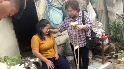 Dapat Tongkat Jalan dari MNC Peduli, Warga Menangis Terharu