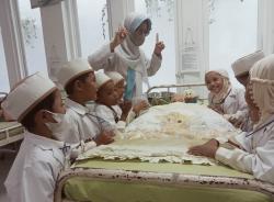Sehari Menjadi Dokter Kecil di Mini Hospital RSBS Jember, Puluhan Siswa RA Belajar Memandikan Bayi hingga Merawat Pasien