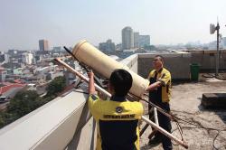 Air Disemprot dari Atas Gedung untuk Tekan Polusi Udara Jakarta