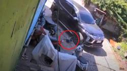 Detik-Detik Bayi 1 Tahun Ditabrak Mobil di Makassar hingga Tergilas Ban 2 Kali<