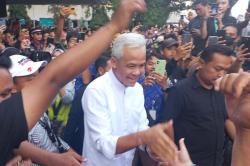 Antusiasme Warga hingga ASN Berebut Salaman dan Foto Bareng Ganjar Pranowo