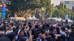 Ribuan Orang Tumpah Ruah di Kompleks Kantor Gubernur Jateng, Ganjar: I Love U Full<