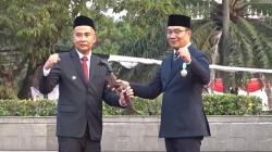 Ridwan Kamil Serahkan Kujang Pusaka ke Bey Machmudin Tandai Pergantian Pemimpin di Jawa Barat<