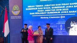 Pisah Sambut Gubernur Jawa Barat, Ridwan Kamil Kenalkan Bey Machmudin<