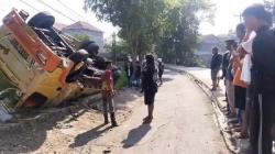 Kecelakaan di Garut, Truk Sarat Muatan Terguling Timpa Pemotor, 1 Luka Berat