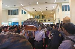 Diiringi Karawitan, Pemakaman Rektor ISI Yogyakarta Timbul Raharjo Dilepas Ratusan Mahasiswa<