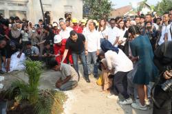 Tangis Bahagia Warga Tangerang Penerima Bedah Rumah, Uang Rp 15 Juta dan Gerobak Perindo