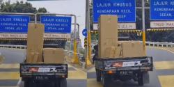 Viral Mobil Pikap Bawa Kulkas Mentok di Portal Jalan Tol, Bingung Cari Jalan Keluar