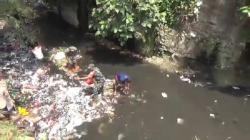 Viral Warga Buang Sampah ke Sungai di Cimahi, Anggota TNI Turun Tangan Aksi Bersih-bersih<