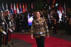 Penampilan Wapres AS Kamala Harris Pakai Batik Hadiri Gala Dinner KTT ASEAN