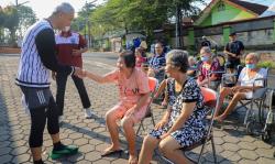  Momen Ganjar Pranowo Bikin Kaget Oma Opa saat Berjemur di Panti Wredha Omega<
